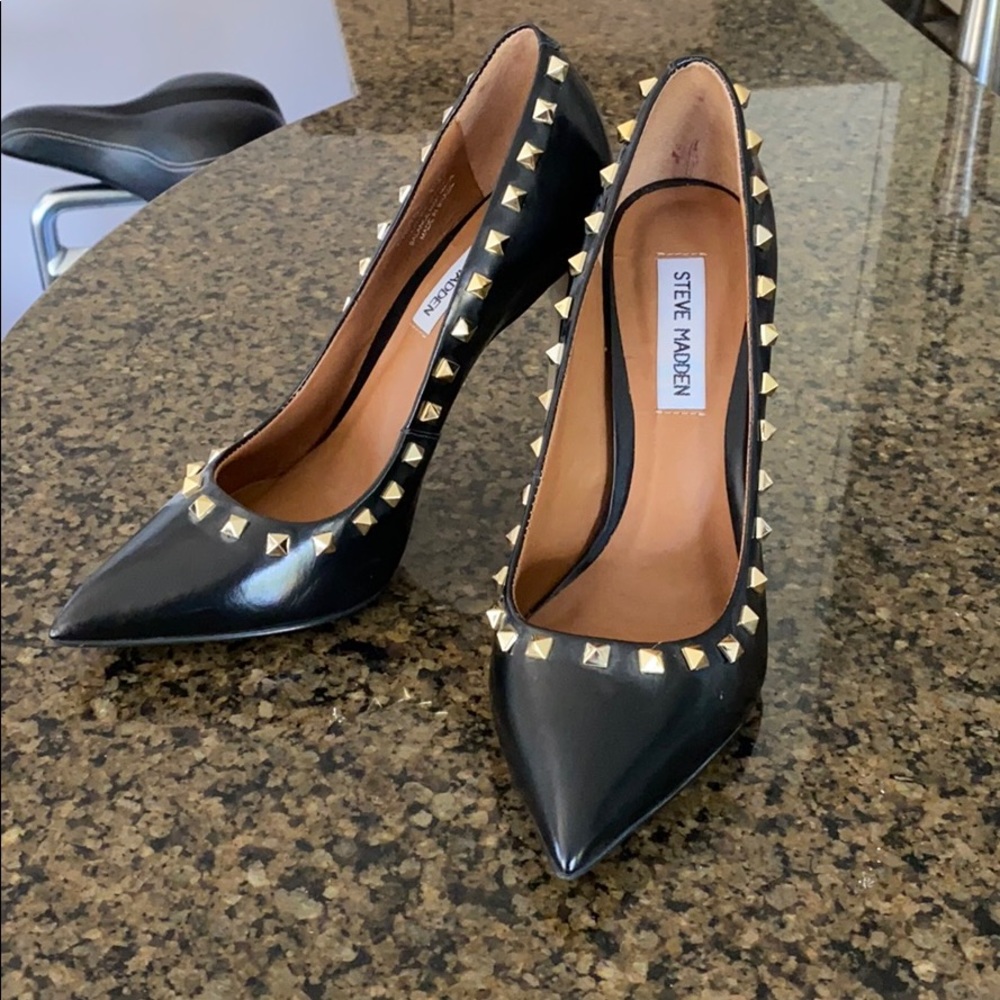 Steve Madden gold studded black pumps